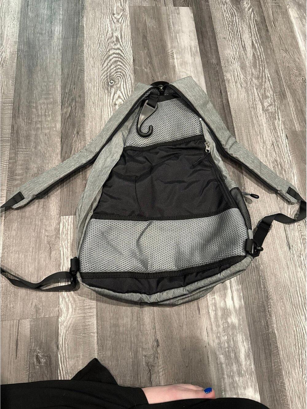One Should Backpack - Picture 3 of 5